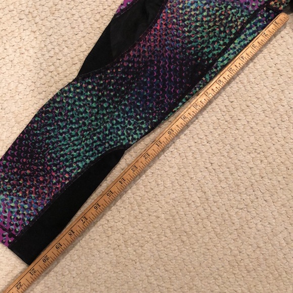 Nike Pro Hyper Cool Kaleidoscope crop leg Workout Leggings - Picture 9 of 16